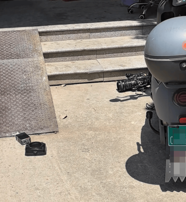 hga010皇冠安卓下载APP_记者采访时摄像机被砸 律师：若设备价值超5万元hga010皇冠安卓下载APP，涉事负责人或面临3年以上刑责