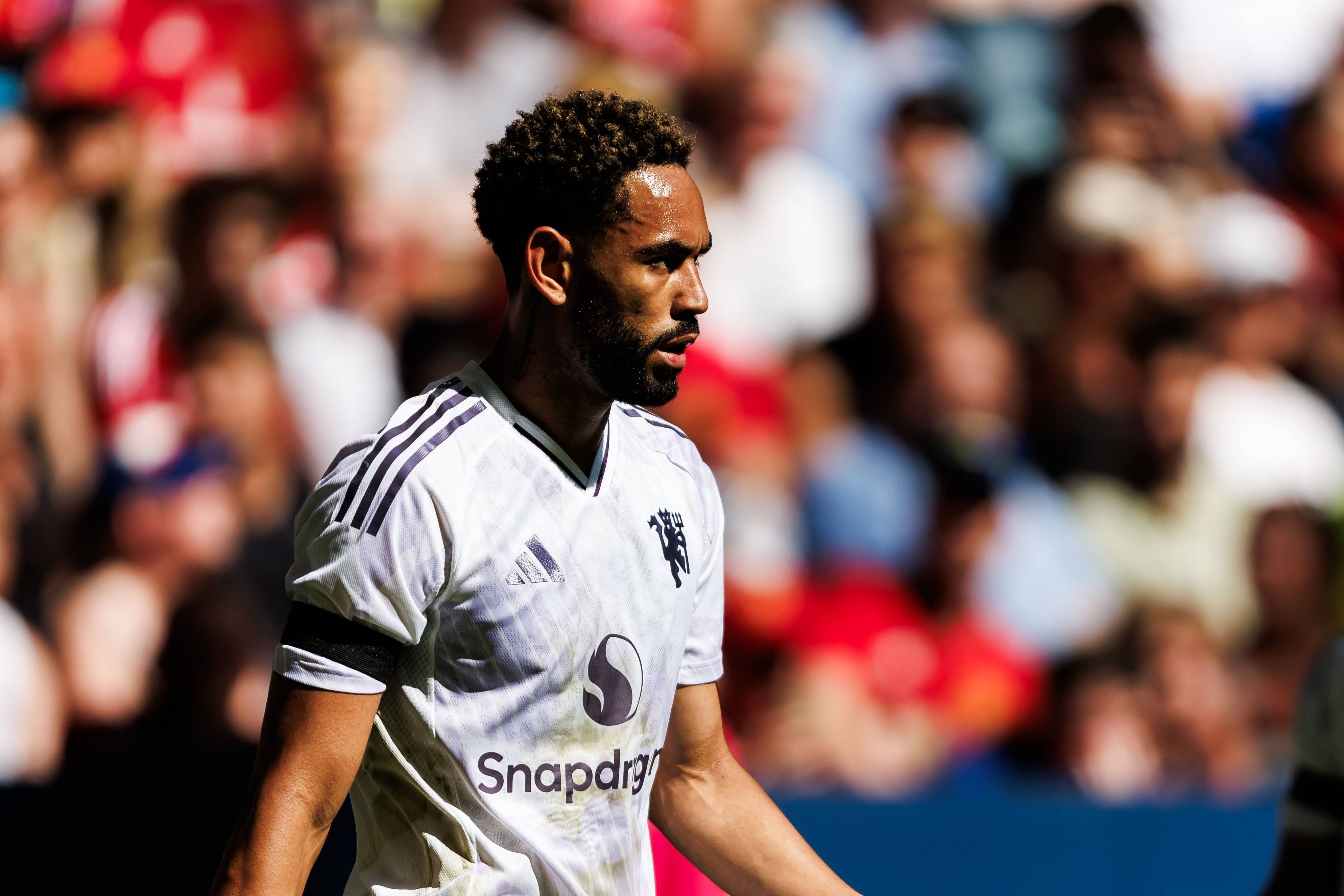 怎么注册皇冠信用网_狼王！电讯报：库尼亚严肃要求卢克-肖加快传球怎么注册皇冠信用网，展现出独特气质