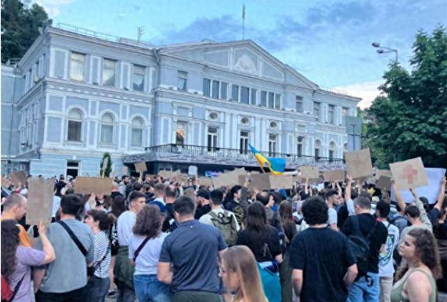 卢加诺 v 克卢日_俄军攻入红军城卢加诺 v 克卢日，关键时刻，10万乌军调转枪口，准备进军基辅？