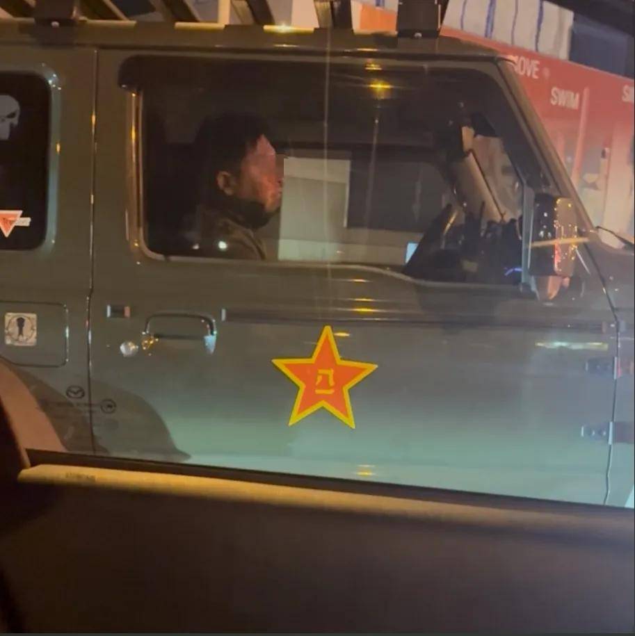 皇冠信用網登2代理
_澳大利亚人抗议在车上贴中国八一军徽皇冠信用網登2代理
!吓得还以为是中国来抓他的