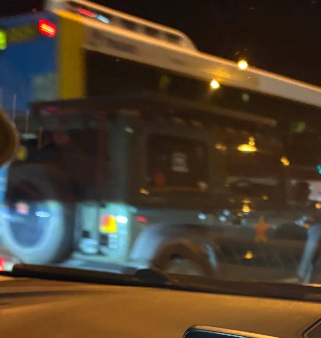 皇冠信用網登2代理
_澳大利亚人抗议在车上贴中国八一军徽皇冠信用網登2代理
!吓得还以为是中国来抓他的