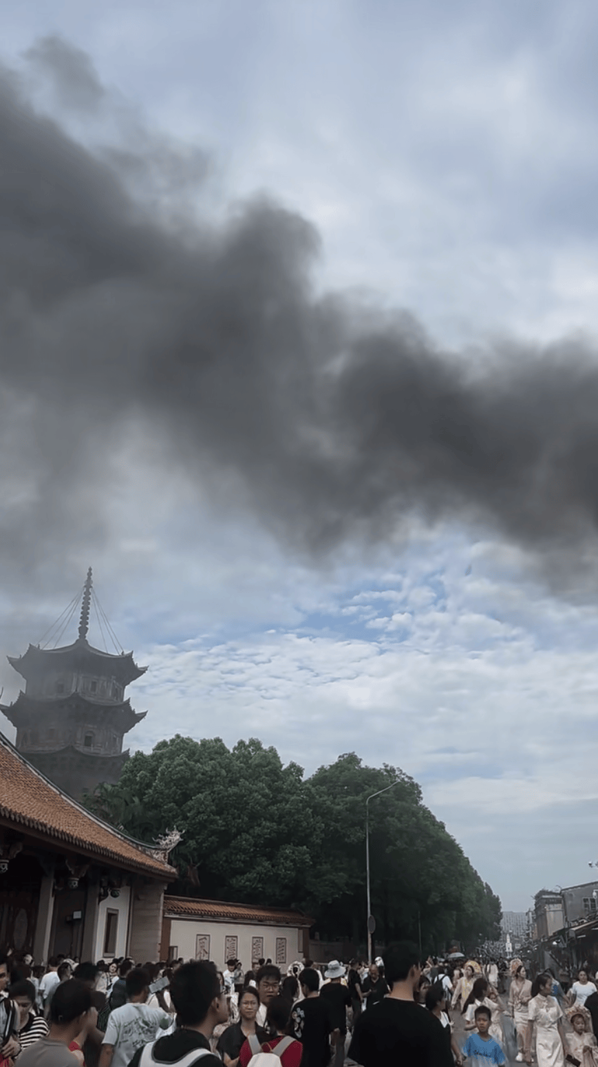 皇冠信用网
_福建泉州西街突发火灾皇冠信用网
,现场黑烟滚滚!当地消防回应:火已扑灭,无人员伤亡