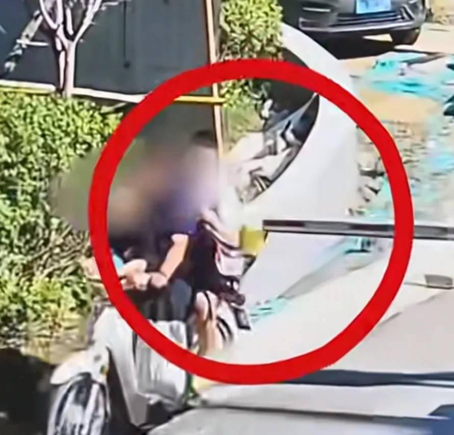 皇冠信用网登2代理_山东一女子称骑车时孩子书包刮到门禁杆皇冠信用网登2代理，物业索赔1600元，目前警方已介入处理