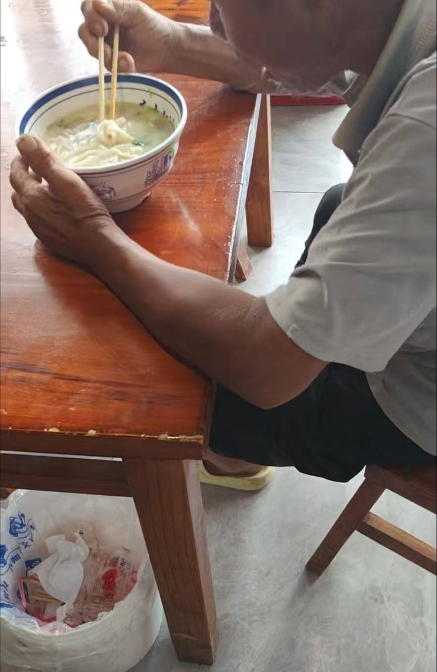 彭拿费尔vs查维斯_店门口大爷竹筐卖不动彭拿费尔vs查维斯，河南周口面馆老板暖心发视频帮卖，网友隔空下单：我出钱你送人