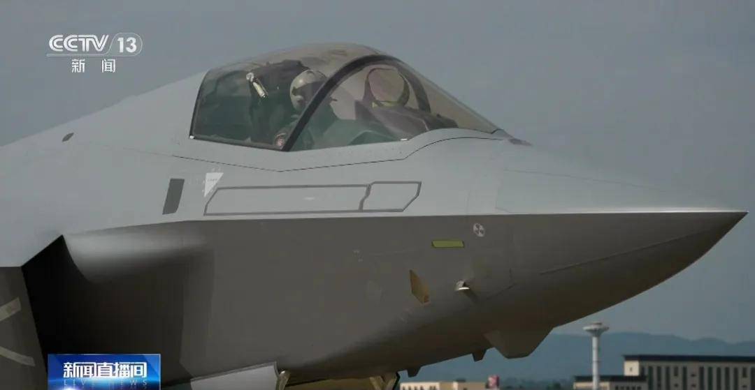 世界杯2026欧洲外围赛_中国歼-35最新画面世界杯2026欧洲外围赛！6枚中距弹、隐藏登机梯首次曝光！