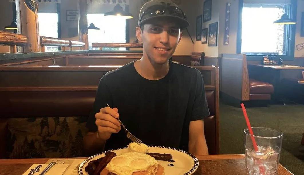 哥伦比亚甲组联赛 | 柯克遭枪杀后其妻子首次发表讲话哥伦比亚甲组联赛，一度哽咽；人证物证公布，家人称嫌疑人近年热衷政治