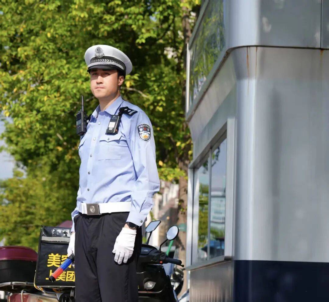 皇冠代理登录地址_杭州1米99“大长腿”交警火出圈皇冠代理登录地址，本人回应：不要关注我，这群人更了不起