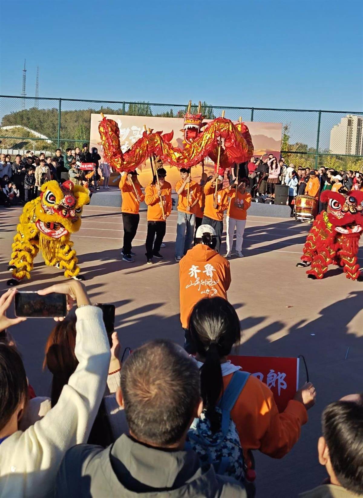 皇冠信用登2代理_刀郎乌鲁木齐演唱会开唱皇冠信用登2代理，场外有刀迷免费为大家提供伙食，民宿老板宣布：持演唱会门票免费入住