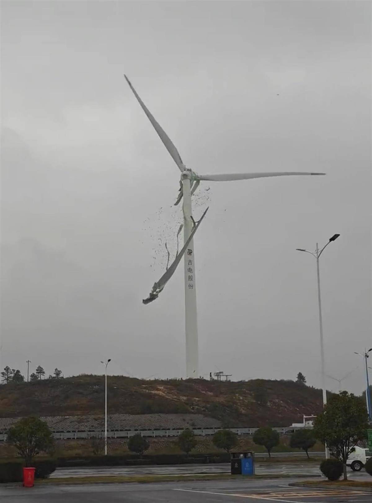 皇冠信用登123出租_九江一架风力发电机叶片空中断裂皇冠信用登123出租，目击者称“玻璃纤维满天飞”，当地：正在处理