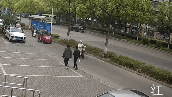 皇冠信用网代理注册_事故频发皇冠信用网代理注册！电动自行车“挡风被”到底该不该用？