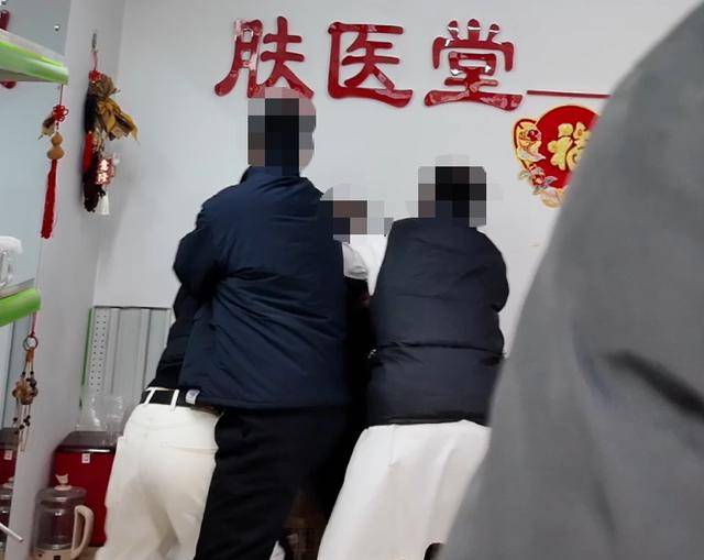 皇冠足球管理平台出租_打假博主被店主用30cm砍刀追砍皇冠足球管理平台出租，警方：行政拘留五日；博主：将申请行政复议