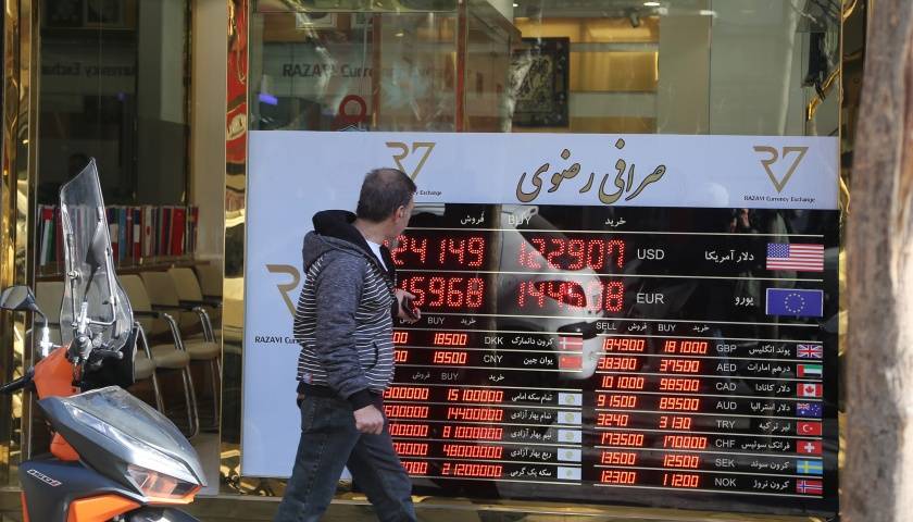 皇冠ag mos022_伊朗多地发生骚乱皇冠ag mos022，一警察局遭袭击已致3死17伤