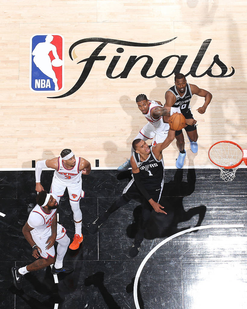 世界盃足球_NBA总决赛G1-马刺负尼克斯 文班26+12布伦森30分