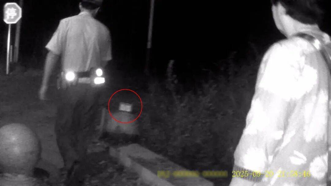 皇冠信用出租足球_北京一老人夜晚打车到20多公里外皇冠信用出租足球，要把钱埋土里，司机紧急报警！